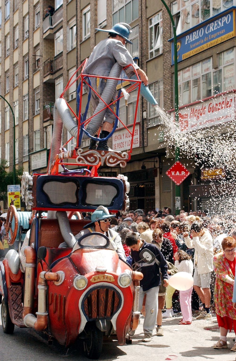 Espectacle itinerant - "Les Pompiers", de la companyia Latal 