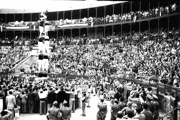 Acte de lliurament de la Copa del III Concurs, de 1952, als Nens del Vendrell i la Colla Joves Xiquets de Valls