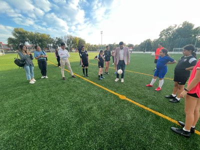 L'alcalde Viñuales visita el renovat camp de futbol municipal d'Icomar